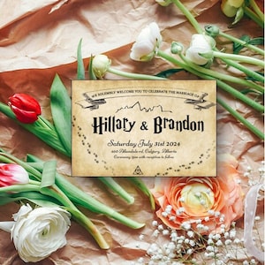 Könnte beinhalten: Eine Harry-Potter-Hochzeitseinladung mit einem Pergament-Hintergrund und einer Schwarzweißillustration von Hogwarts. Der Text lautet "We solemnly welcome you to celebrate the marriage of Hillary & Brandon. Saturday July 31st 2024. 460 Allandale rd. Calgary, Alberta. Ceremony 2pm with reception to follow."