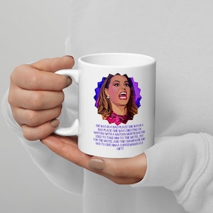 Puede incluir: Taza de cerámica blanca con un gráfico colorido de una mujer y texto. El texto dice: "SHE WAS IN A BAD PLACE! SHE WAS IN A BAD PLACE! SHE WAS CHEATING ON MARTINA..." Un regalo humorístico.