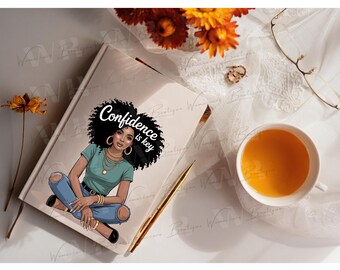 Könnte beinhalten: Ein offenes Notizbuch mit einer Illustration einer Frau und dem Text "Confidence is key". Ein goldener Stift liegt auf den Seiten. Eine Tasse Tee, Blumen und eine Brille vervollständigen die Szene.
