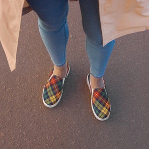 Zapatos de lona sin cordones para mujer con cuadros rojos, azules y verdes (chaqueta bomber y pantalones deportivos a juego disponibles)