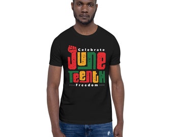 Può includere: Maglietta nera con un design grafico che dice "Celebrate Juneteenth Freedom" in lettere rosse, gialle e verdi. La grafica include anche un pugno alzato.
