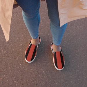 Rot-Schwarze Damensegeltuchschuhe (passendes Kleid ist erhältlich)