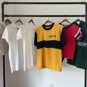 K&ouml;nnte beinhalten: Ein handgefertigtes Serviertablett aus Holz mit nat&uuml;rlicher Oberfl&auml;che. Das Tablett hat eine rechteckige Form mit erh&ouml;hten Kanten und integrierten Griffen. Die Holzmaserung ist sichtbar. Ma&szlig;e: ca. 40 cm lang und 25 cm breit.