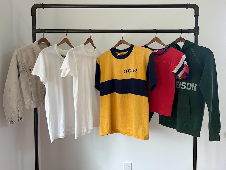 K&ouml;nnte beinhalten: Ein handgefertigtes Serviertablett aus Holz mit nat&uuml;rlicher Oberfl&auml;che. Das Tablett hat eine rechteckige Form mit erh&ouml;hten Kanten und integrierten Griffen. Die Holzmaserung ist sichtbar. Ma&szlig;e: ca. 40 cm lang und 25 cm breit.