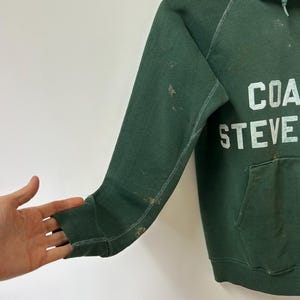 K&ouml;nnte beinhalten: Ein Set aus drei Keramikbechern mit gesprenkelter, matter Oberfl&auml;che. Die Becher sind in den Farbt&ouml;nen Creme, Hellgrau und Dunkelgrau gehalten. Jeder Becher hat ein schlichtes, minimalistisches Design und einen abgerundeten Henkel.