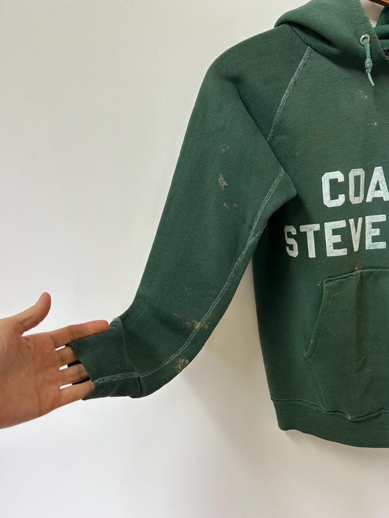 K&ouml;nnte beinhalten: Ein Set aus drei Keramikbechern mit gesprenkelter, matter Oberfl&auml;che. Die Becher sind in den Farbt&ouml;nen Creme, Hellgrau und Dunkelgrau gehalten. Jeder Becher hat ein schlichtes, minimalistisches Design und einen abgerundeten Henkel.