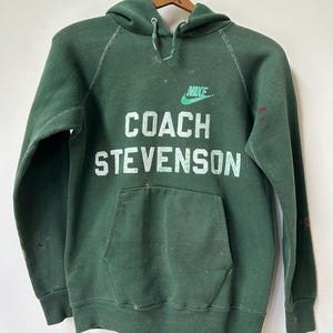 K&ouml;nnte beinhalten: Ein Set aus drei Keramikbechern mit gesprenkelter, matter Oberfl&auml;che. Die Becher sind in Creme-, Hellgrau- und Dunkelgraut&ouml;nen gehalten. Jeder Becher hat ein schlichtes, minimalistisches Design.