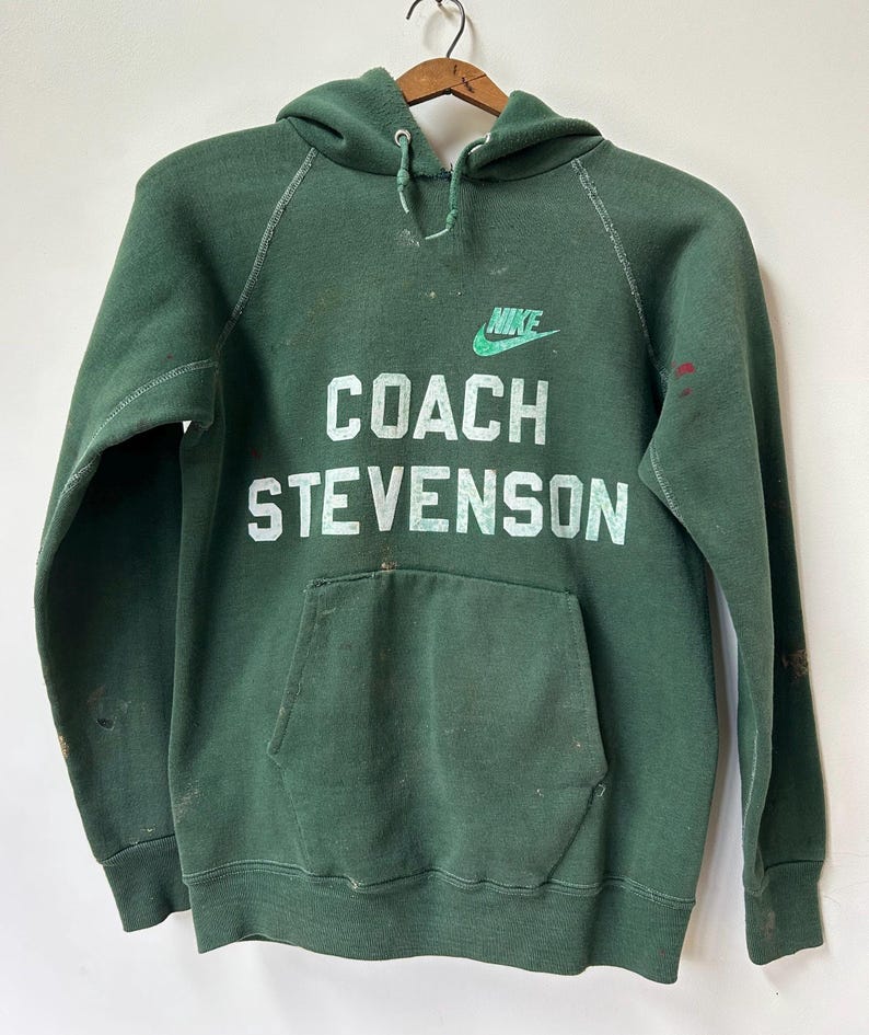 K&ouml;nnte beinhalten: Ein Set aus drei Keramikbechern mit gesprenkelter, matter Oberfl&auml;che. Die Becher sind in Creme-, Hellgrau- und Dunkelgraut&ouml;nen gehalten. Jeder Becher hat ein schlichtes, minimalistisches Design.