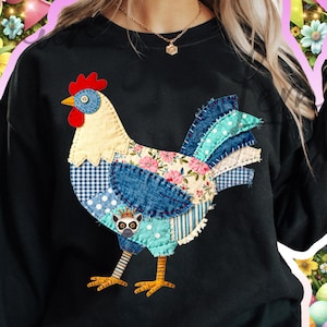 Może przedstawiać: Czarna bluza z aplikacją w postaci koguta. Kogut wykonany jest z różnych tkanin, w tym dżinsu, kwiatów i grochów. Ma czerwony grzebień, żółty dziób i nogi. Tekst "FILE: PNG" i "digital download" znajduje się na dole.