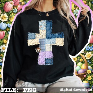 K&ouml;nnte beinhalten: Schwarzes Sweatshirt mit einem Patchwork-Kreuz-Design. Das Kreuz besteht aus verschiedenen Stoffen, darunter Jeansstoff und Blumendrucke, mit einer kleinen Lemuren-Grafik. Die W&ouml;rter "FILE: PNG" und "digital download" stehen unten.
