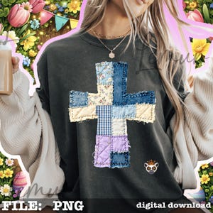 K&ouml;nnte beinhalten: Dunkelgraues Sweatshirt mit einem Patchwork-Kreuz-Design aus Jeansstoff und floralen Stoffen. Das Kreuz besteht aus verschiedenen blauen, lila und cremefarbenen Flicken. Die W&ouml;rter "digital download" und "FILE: PNG" stehen unten.