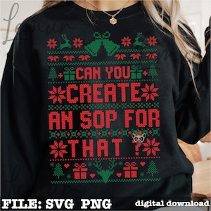 Könnte beinhalten: Schwarzes Sweatshirt mit festlichem Design. Das Design umfasst rote und grüne Weihnachtselemente wie Schneeflocken, Glocken und Geschenke. Der Text "CAN YOU CREATE AN SOP FOR THAT?" ist rot.