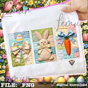 Könnte beinhalten: Weißer Stoff mit drei Applikationen zum Thema Ostern. Die Applikationen zeigen ein Ei mit Schleife, ein Häschen mit Schleife und eine Karotte mit Schleife. Das Design ist in Pastellfarben mit Patchwork-Stil gehalten. Der Text "FILE: PNG" und "digital download" befindet sich unten.