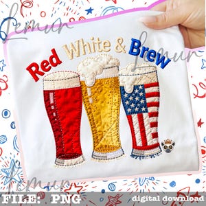 Op de afbeelding: Wit T-shirt met een geborduurd ontwerp van drie bierglazen. De glazen zijn gevuld met rode, gele en blauwe vloeistoffen, met wit schuim. De tekst "Red White & Brew" is erboven geborduurd.