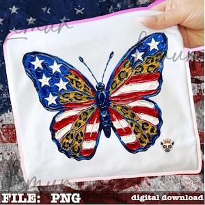 Könnte beinhalten: Ein weißes Quadrat mit einem Schmetterlingsdesign. Der Schmetterling hat blaue Flügel mit weißen Sternen, rot-weißen Streifen und einem Leopardenmuster. Das Bild enthält auch den Text "FILE: PNG" und "digital download".