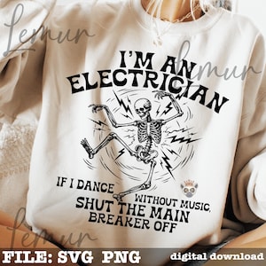 Puede incluir: Sudadera color crema con un gráfico negro de un esqueleto bailando rodeado de rayos. El texto dice "I'M AN ELECTRICIAN" y "IF I DANCE WITHOUT MUSIC, SHUT THE MAIN BREAKER OFF". Incluye un pequeño logotipo y las palabras "FILE: SVG PNG digital download".