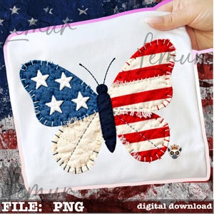 Puede incluir: Una tela cuadrada blanca con un diseño de mariposa patriótica. Un ala presenta tela azul con estrellas blancas, la otra rayas rojas y blancas. El cuerpo de la mariposa es azul marino. El texto "FILE: PNG" y "digital download" están en la parte inferior.