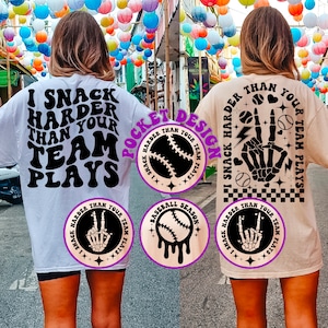 Jag snackar hårdare än ditt lag spelar png svg, basebollsäsong svg, basebollfan svg, basebollvibbar svg, basebolltröja svg, vågig staplad svg