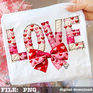 Könnte beinhalten: Weißes T-Shirt mit dem Wort "LOVE", das mit rosa und roten Herzmustern bestickt ist. Eine große Schleife mit einem Herzmuster ist unter den Buchstaben aufgenäht. Das Design ist ein digitaler Download.