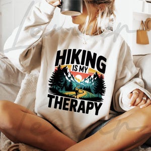 Wandern ist meine Therapie, Camping Png, Sommer Png, Camp-Modus, Camping T-Shirt Png, Lagerfeuer Png, Natur Png, Bergabenteuer