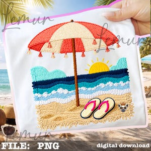 Pode incluir: Cena de praia bordada em tecido branco. Apresenta um guarda-sol listrado vermelho e creme, sol amarelo, ondas azuis e chinelos na areia. Inclui um desenho de lêmure e o texto "FILE: PNG".