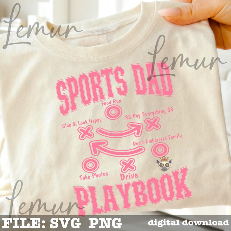 以下が含まれることがあります： クリーム色のTシャツ。ピンク色の文字で「SPORTS DAD PLAYBOOK」と書かれています。デザインには、「Food Run」、「Clap & Look Happy」、「Don't Embarrass Family」などのフレーズを含むフットボールのプレー図が含まれています。キツネザルのイラストも含まれています。