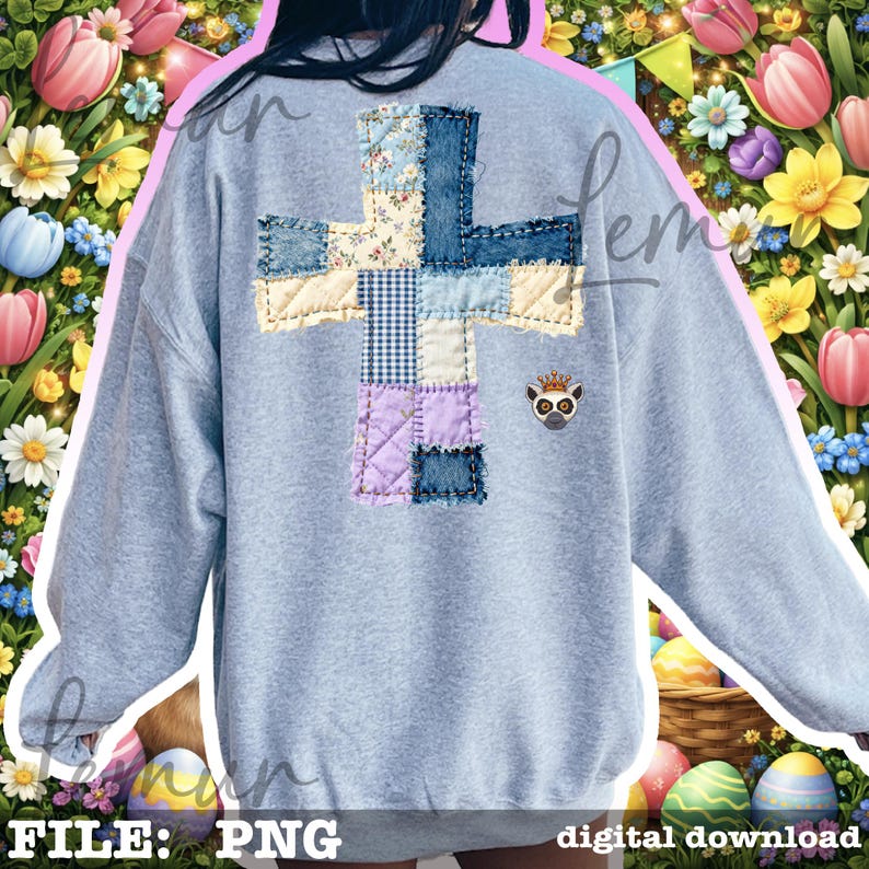 K&ouml;nnte beinhalten: Ein hellgraues Sweatshirt mit einem Patchwork-Kreuz-Design auf dem R&uuml;cken, hergestellt aus verschiedenen Stoffen in Blau-, Creme- und Lilat&ouml;nen. Eine kleine Lemuren-Grafik mit Krone befindet sich auf der rechten Seite. Der Text "FILE: PNG" und "digital download" stehen unten.
