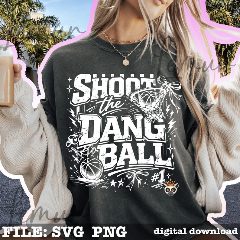 Puede incluir: Sudadera gris oscuro con el texto blanco "SHOOT the DANG BALL". El dise&ntilde;o incluye una pelota de baloncesto, una red, un silbato y estrellas. Tambi&eacute;n se incluye la frase "#1". Las palabras "FILE: SVG PNG" y "digital download" est&aacute;n en la parte inferior.