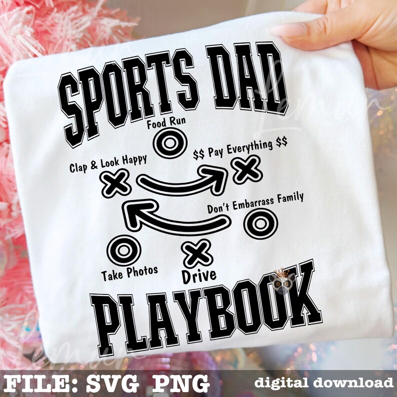 以下が含まれることがあります： 「SPORTS DAD PLAYBOOK」と書かれた黒いグラフィックの白いTシャツ。プレイブックには、「Food Run」、「Clap & Look Happy」、「Take Photos」などの指示が含まれています。シャツは手で持たれています。