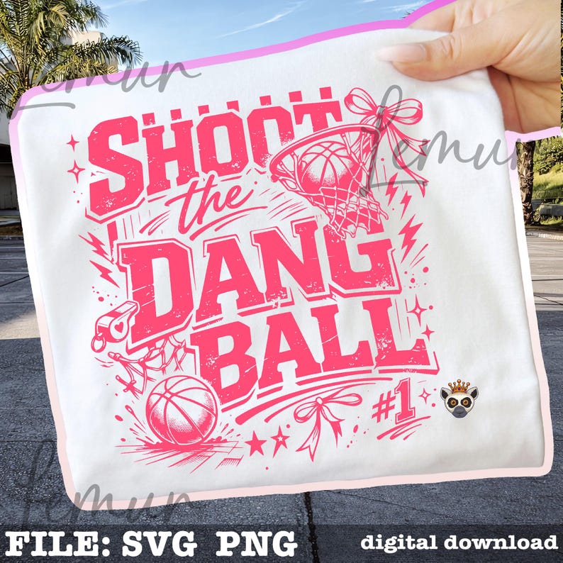 Puede incluir: Dise&ntilde;o gr&aacute;fico blanco con tem&aacute;tica de baloncesto con el texto "SHOOT the DANG BALL" en rosa. El dise&ntilde;o incluye una pelota de baloncesto, una red, un silbato y estrellas. Las palabras "FILE: SVG PNG" y "digital download" est&aacute;n en la parte inferior.