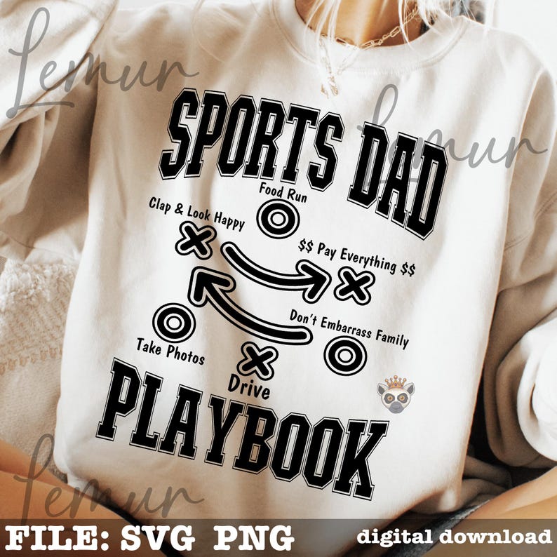 以下が含まれることがあります： クリーム色のスウェットシャツ。黒で「SPORTS DAD PLAYBOOK」の文字とプレイの図が描かれています。「Clap & Look Happy」、「Take Photos」、「Don't Embarrass Family」などのフレーズが含まれています。