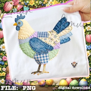 Peut inclure: Un carré de tissu blanc avec un motif de poulet en patchwork. Le poulet est composé de différents motifs de tissu, dont du denim, des motifs floraux et du vichy, dans des tons de bleu, jaune, vert et violet. Le texte "FILE: PNG" et "digital download" est inclus.