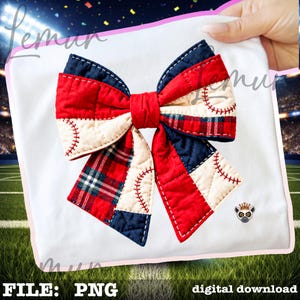 Puede incluir: Un lazo con temática de béisbol con un diseño de patchwork rojo, blanco y azul. El lazo presenta detalles de costura de béisbol y un acento a cuadros. La imagen incluye el texto "FILE: PNG" y "digital download".