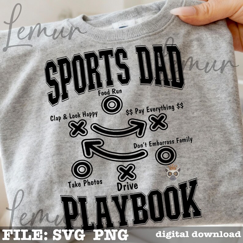 以下が含まれることがあります： 「SPORTS DAD PLAYBOOK」の文字が黒でプリントされたライトグレーのスウェットシャツ。デザインには、フットボールのプレー図と「Clap & Look Happy」や「Take Photos」などのフレーズが含まれています。下部には「FILE: SVG PNG digital download」と記載されています。
