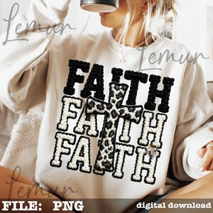 Kristen tro PNG-design, konstvirkad garntextur FAITH-text med mysigt leopardkors PNG, virkad bön, konstvirkad kristen grafik