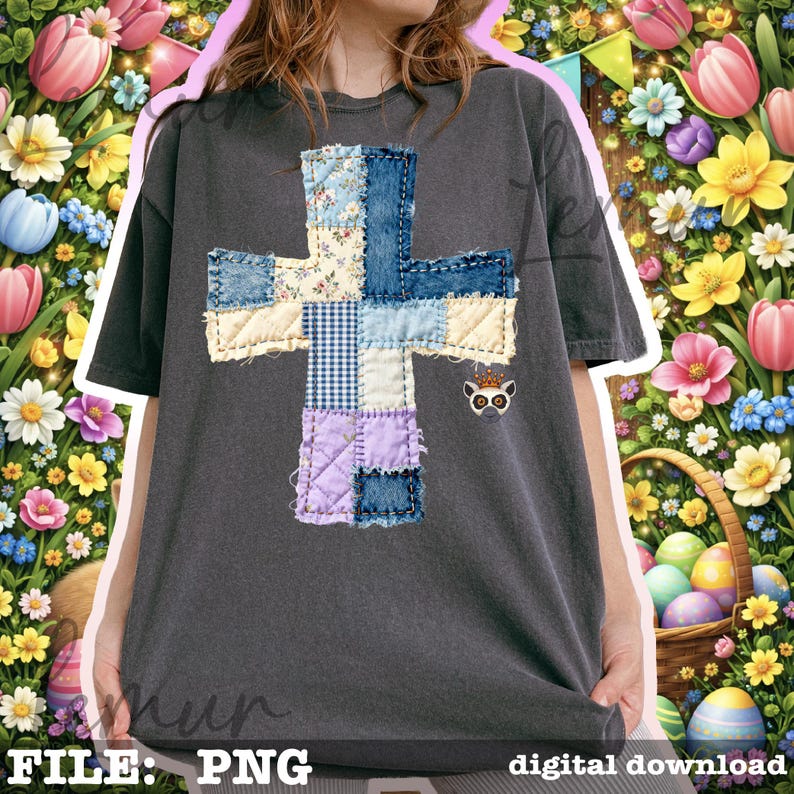 K&ouml;nnte beinhalten: Dunkelgraues T-Shirt mit einem Patchwork-Kreuz-Design in verschiedenen Stoffen und Farben. Das Kreuz besteht aus Jeans, Blumenmustern und gemusterten Stoffen. Ein kleines Zeichentricktier mit Krone befindet sich auf der rechten Seite des Shirts. Die W&ouml;rter "FILE: PNG" und "digital download" stehen unten.