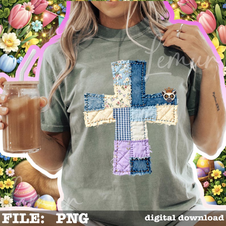 K&ouml;nnte beinhalten: Ein salbeigr&uuml;nes T-Shirt mit einem Patchwork-Kreuz-Design. Das Kreuz besteht aus verschiedenen Stoffen, darunter Jeans, Blumenmuster und Vichy-Karo. Ein kleiner Lemur mit Krone befindet sich auf dem Kreuz. Die W&ouml;rter "FILE: PNG" und "digital download" stehen unten.