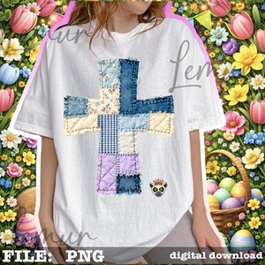 K&ouml;nnte beinhalten: Wei&szlig;es T-Shirt mit einem Patchwork-Kreuz-Design aus Denim-, Blumen- und Vichystoffen. Eine kleine Lemuren-Grafik befindet sich unten rechts. Die W&ouml;rter "FILE: PNG" und "digital download" stehen unten.