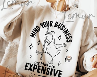 Mamma divertente SVG PNG, Fatti gli affari tuoi, i miei figli sono costosi, Oca divertente SVG, Clipart umoristico sulla vita di una mamma impertinente per magliette, Sarcastico SVG