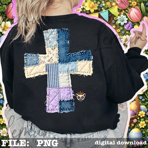 K&ouml;nnte beinhalten: Schwarzes Sweatshirt mit einem Patchwork-Kreuz-Design auf dem R&uuml;cken. Das Kreuz besteht aus verschiedenen Stoffmustern, darunter Blumen-, Jeans- und Vichy-Muster. Ein kleiner, gestickter Lemur mit Krone befindet sich unten rechts. Die Worte "FILE: PNG" und "digital download" sind unten.