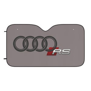 Könnte beinhalten: Grauer Autosonnenschutz mit dem Audi-Logo und den Buchstaben "RS" in Silber und Rot. Der rechteckige Sonnenschutz hat eine gewölbte Oberseite und schützt das Innere eines Autos vor Sonnenlicht.