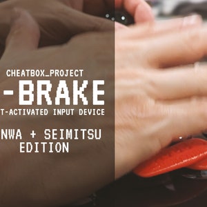 Puede incluir: Primer plano de una mano usando un joystick rojo y un botón blanco en un mando de arcade negro. El texto "CHEATBOX_PROJECT D-BRAKE WRIST-ACTIVATED INPUT DEVICE SANWA + SEIMITSU EDITION" se muestra en la imagen.