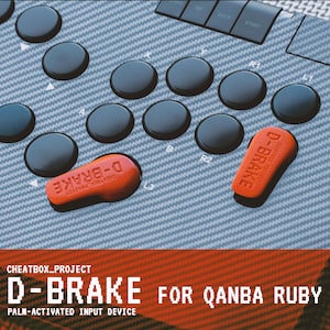 Pode incluir: Uma superfície de controlador arcade com textura de fibra de carbono cinza, apresentando vários botões circulares pretos e dois dispositivos de entrada laranja ativados pela palma da mão com a etiqueta D-BRAKE CHEATBOX_PROJECT. O texto D-BRAKE FOR QANBA RUBY PALM-ACTIVATED INPUT DEVICE é visível.