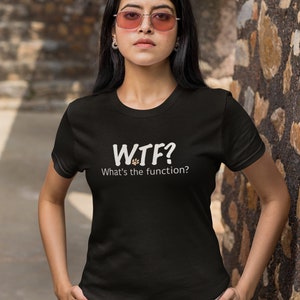Puede incluir: Una camiseta negra con un gráfico blanco que dice "WTF? What's the function?" con un icono de huella de pata.
