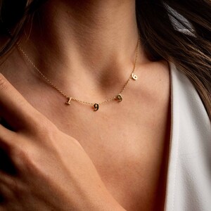 Collar con inicial de letra dorada personalizado para mamá, nombre personalizado y joyería de verano hecha a mano, regalo para ella y regalos personalizados