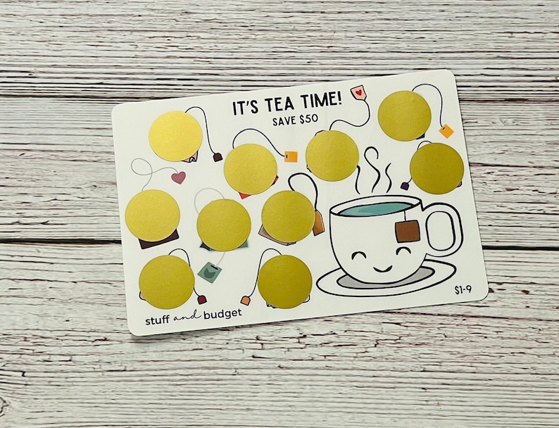 Op de afbeelding: Een witte kaart met een theekopje en theepot ontwerp. De kaart heeft negen gouden cirkels met theezakjes en touwtjes. De tekst op de kaart luidt "It's Tea Time! Save $50" en "stuff and budget".