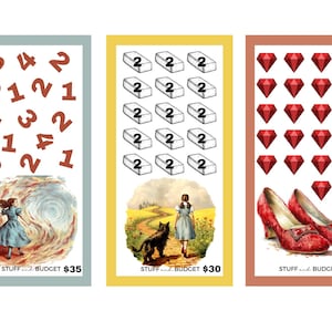 Może przedstawiać: Trzy kolorowe karty z różnymi obrazkami i tekstem. Pierwsza karta ma niebieskie tło z wirującym wirem i dziewczyną w niebieskiej sukience stojącą przed nim. Tekst na karcie brzmi "STUFF... BUDGET $35". Druga karta ma żółte tło z rysunkiem ceglanej drogi prowadzącej do domu. Dziewczynka w niebieskiej sukience i czarny pies idą drogą. Tekst na karcie brzmi "STUFF... BUDGET $30". Trzecia karta ma brązowe tło z 16 czerwonymi diamentami i parą czerwonych butów. Tekst na karcie brzmi "STUFF... BUDGET $".