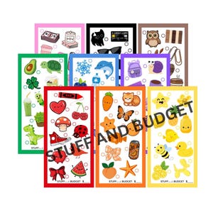 Può includere: Una collezione di fogli adesivi colorati con varie illustrazioni. Ogni foglio presenta un tema diverso, tra cui animali, cibo e oggetti di uso quotidiano. Il testo "STUFF AND BUDGET" è visibile su alcuni fogli.