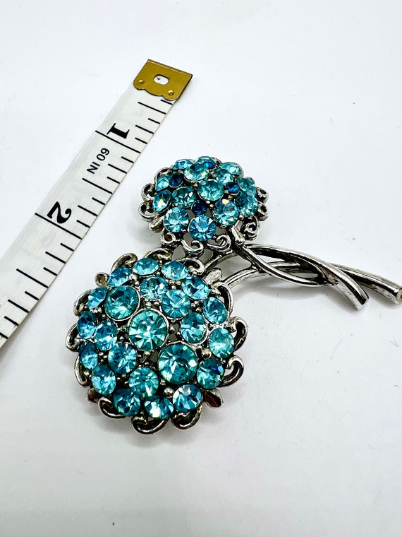 Gorgeous Hollycraft Blue Rhinestone Flower Brooch - image 7