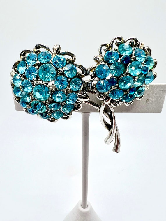 Gorgeous Hollycraft Blue Rhinestone Flower Brooch - image 1